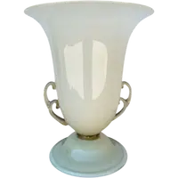 Lampe en forme de coupe en verre doublé de couleur ambre-laiteux, à deux anses, avec des incrustations en or.