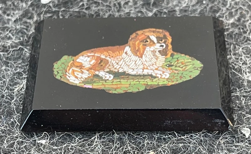 micromosaïque rectangulaire représentant un chien.