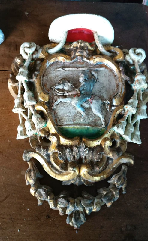 Ancien blason en bois laqué et doré, fin du XVIIe - début du XVIIIe siècle