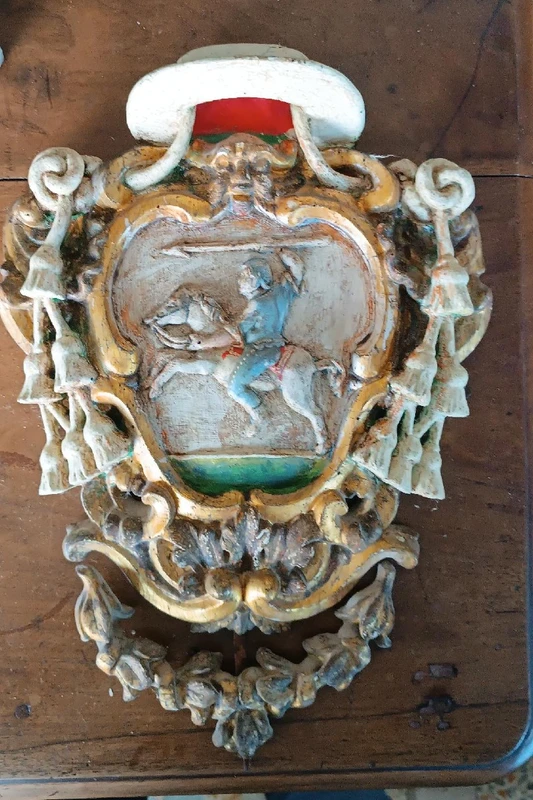 Ancien blason en bois laqué et doré, fin du XVIIe - début du XVIIIe siècle