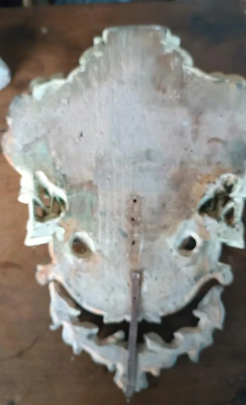 Ancien blason en bois laqué et doré, fin du XVIIe - début du XVIIIe siècle