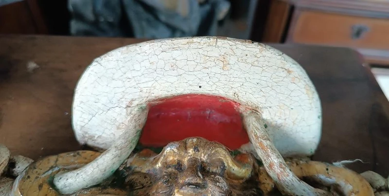 Ancien blason en bois laqué et doré, fin du XVIIe - début du XVIIIe siècle