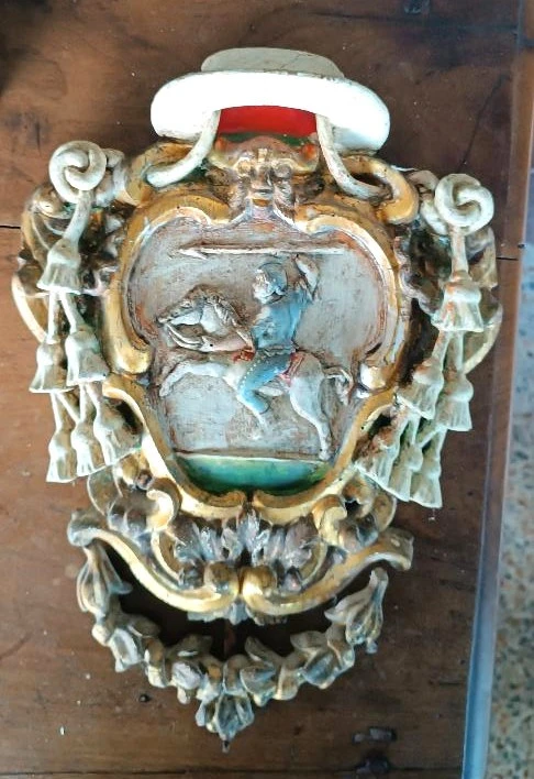 Ancien blason en bois laqué et doré, fin du XVIIe - début du XVIIIe siècle