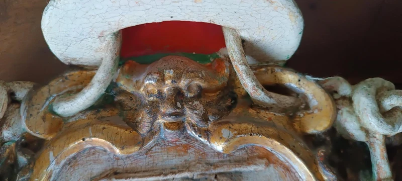 Ancien blason en bois laqué et doré, fin du XVIIe - début du XVIIIe siècle