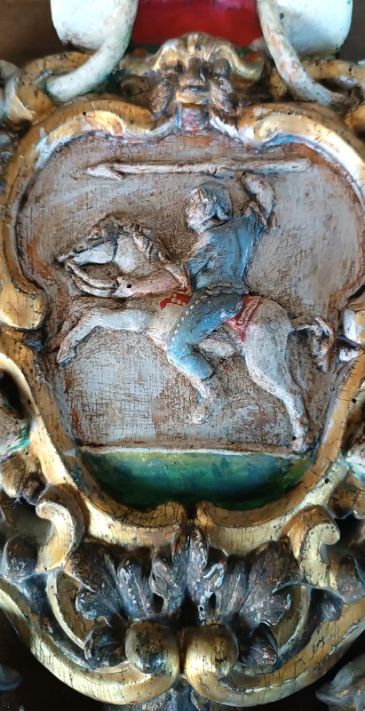 Ancien blason en bois laqué et doré, fin du XVIIe - début du XVIIIe siècle