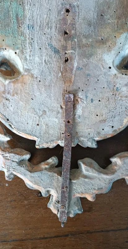 Ancien blason en bois laqué et doré, fin du XVIIe - début du XVIIIe siècle