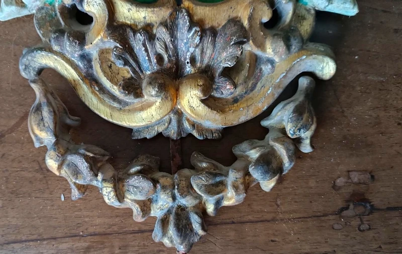 Ancien blason en bois laqué et doré, fin du XVIIe - début du XVIIIe siècle