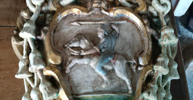 Ancien blason en bois laqué et doré, fin du XVIIe - début du XVIIIe siècle