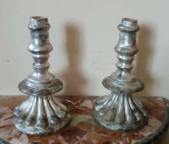 Rara coppia antichi candelieri argentati in terracotta XVII secolo