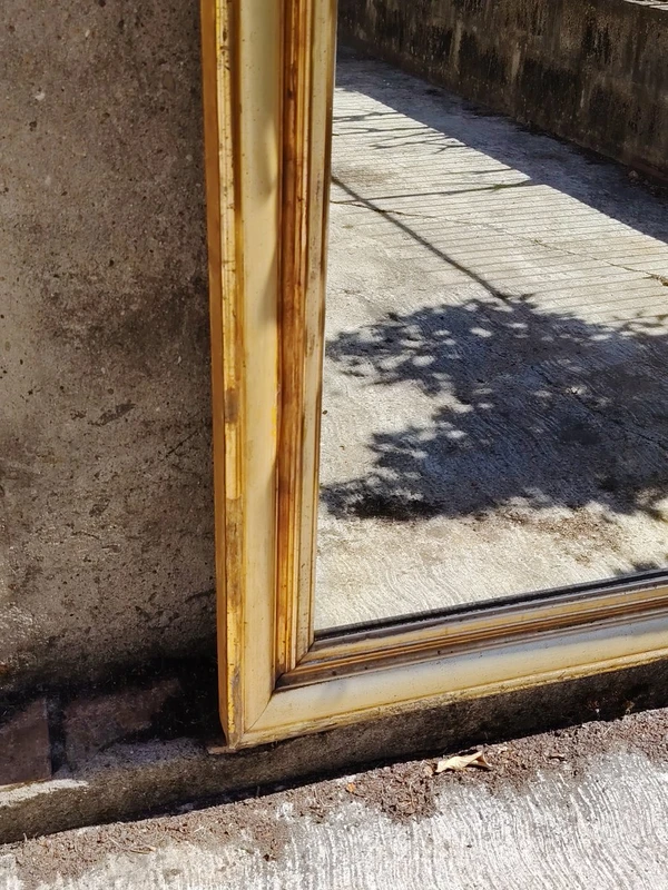 Grand miroir en bois du XIXe siècle, doré à la feuille, avec corniche