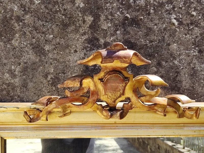 Grand miroir en bois du XIXe siècle, doré à la feuille, avec corniche