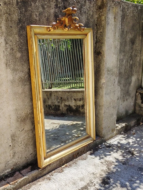 Grand miroir en bois du XIXe siècle, doré à la feuille, avec corniche