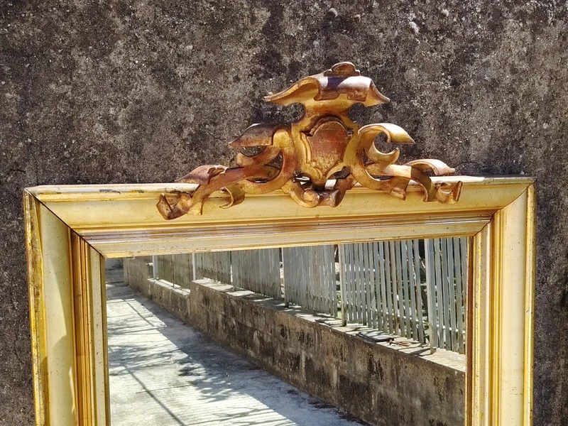 Grand miroir en bois du XIXe siècle, doré à la feuille, avec corniche