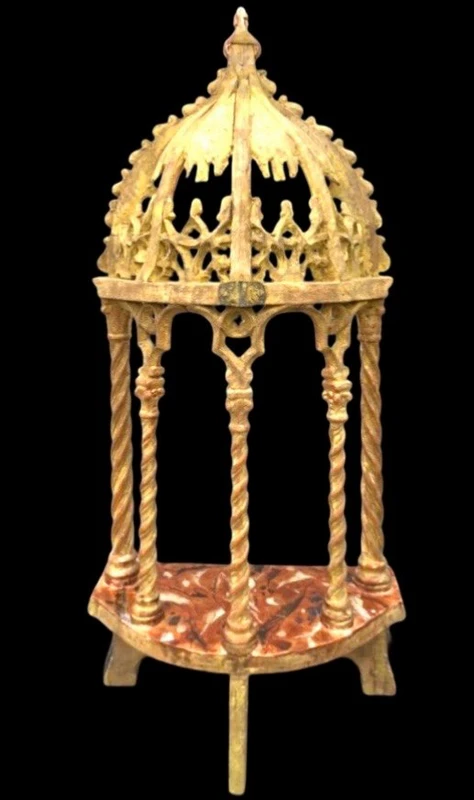 Supporto tipo ‘baldacchino’ neogotico in legno e foglia oro con base marmorizzata.