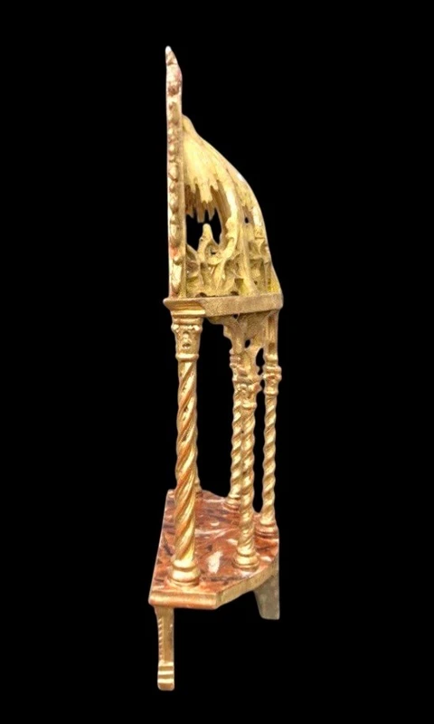 Supporto tipo ‘baldacchino’ neogotico in legno e foglia oro con base marmorizzata.
