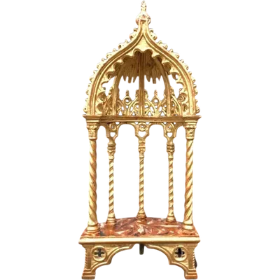 Supporto tipo ‘baldacchino’ neogotico in legno e foglia oro con base marmorizzata.