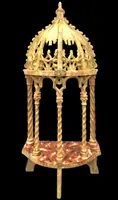 Supporto tipo ‘baldacchino’ neogotico in legno e foglia oro con base marmorizzata.