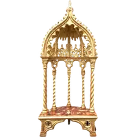 Supporto tipo ‘baldacchino’ neogotico in legno e foglia oro con base marmorizzata.