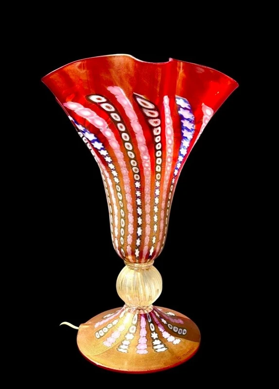 Lampe en verre doublé, avec des incrustations de murrine et de feuille d'or. Marque : La Murrina.