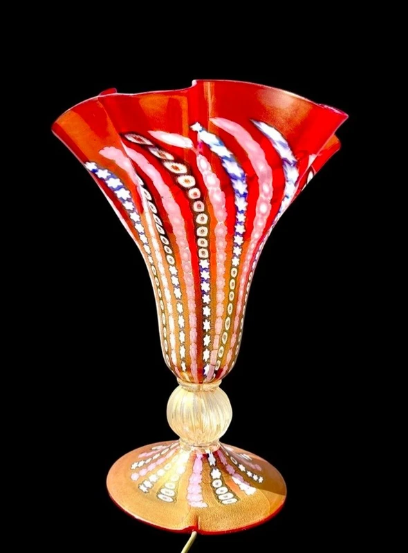Lampe en verre doublé, avec des incrustations de murrine et de feuille d'or. Marque : La Murrina.