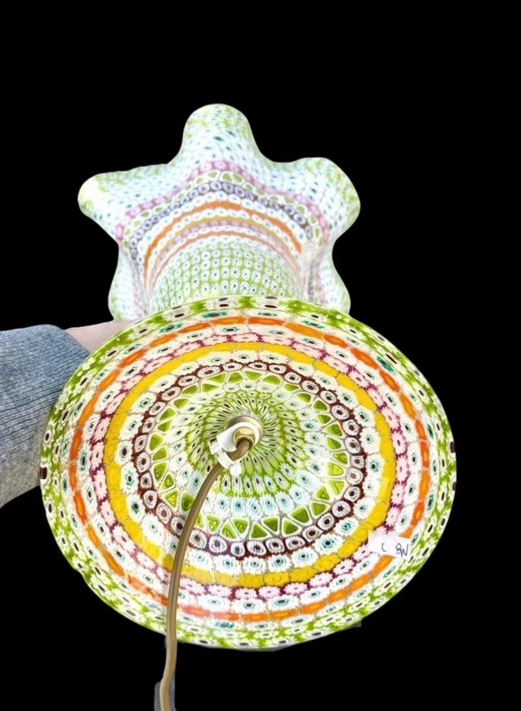 Lampe en forme de calice ornée d'inserts en murrine polychromes et de feuille d'or. Pièce unique.