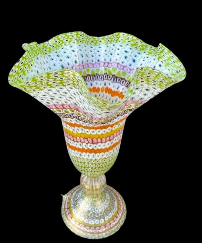 Lampe en forme de calice ornée d'inserts en murrine polychromes et de feuille d'or. Pièce unique.