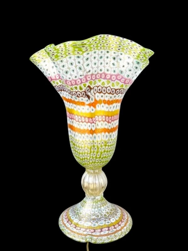 Lampe en forme de calice ornée d'inserts en murrine polychromes et de feuille d'or. Pièce unique.