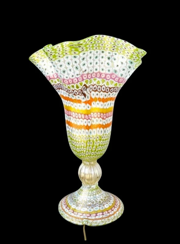 Lampe en forme de calice ornée d'inserts en murrine polychromes et de feuille d'or. Pièce unique.
