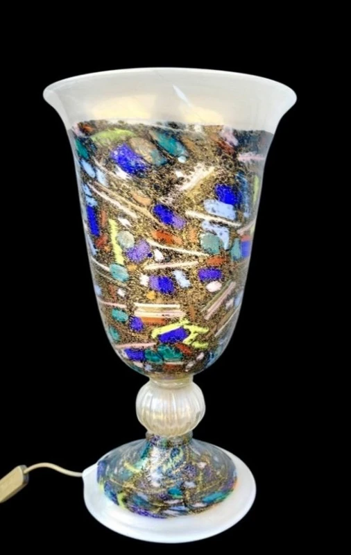 Lampada a forma di vaso-calice con inserti a tessere,murrine e foglia oro. Pezzo unico.