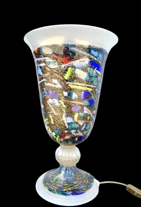 Lampada a forma di vaso-calice con inserti a tessere,murrine e foglia oro. Pezzo unico.