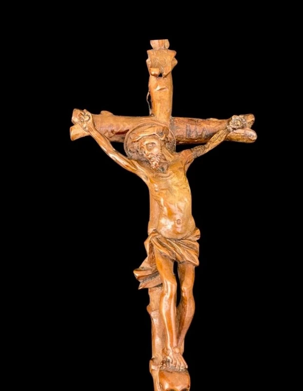 A small boxwood sculpture depicting Christ on the Cross and Mary Magdalene.