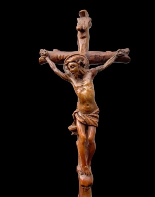A small boxwood sculpture depicting Christ on the Cross and Mary Magdalene.