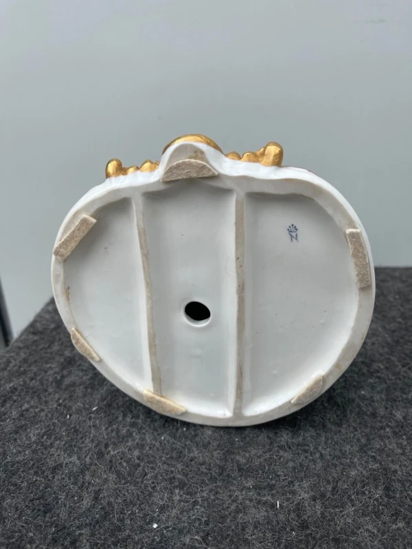 Sculpture caricaturale en porcelaine représentant deux amis qui se chuchotent à l'oreille.