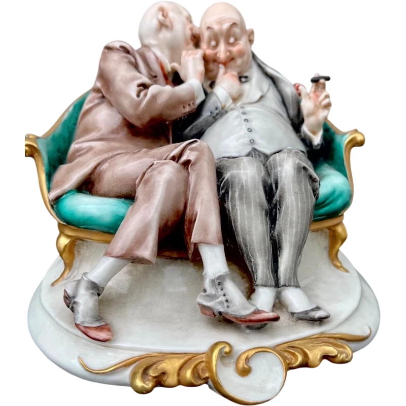 Sculpture caricaturale en porcelaine représentant deux amis qui se chuchotent à l'oreille.