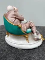 Sculpture caricaturale en porcelaine représentant deux amis qui se chuchotent à l'oreille.
