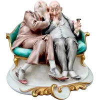 Sculpture caricaturale en porcelaine représentant deux amis qui se chuchotent à l'oreille.