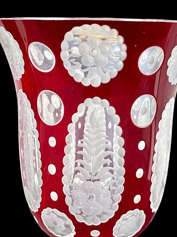 Bicchiere in vetro incamiciato con bolle e molature a motivi vegetali stilizzati e oro.