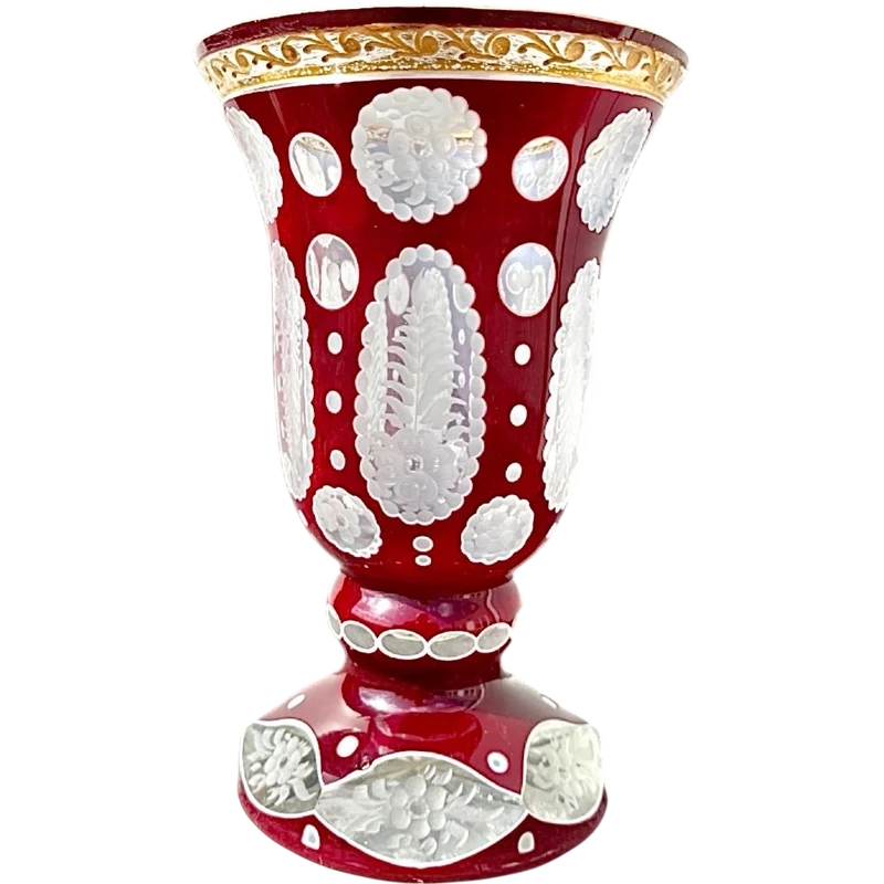 Bicchiere in vetro incamiciato con bolle e molature a motivi vegetali stilizzati e oro.