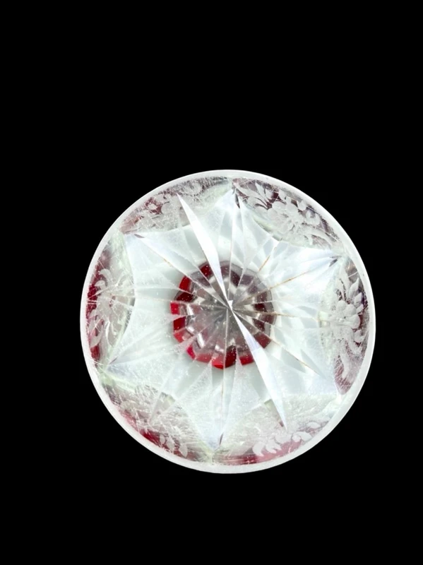 Bicchiere in vetro incamiciato con bolle e molature a motivi vegetali stilizzati e oro.