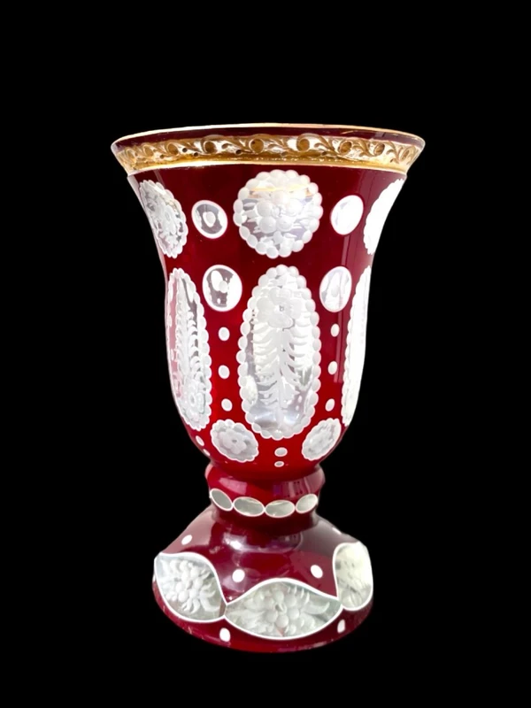 Bicchiere in vetro incamiciato con bolle e molature a motivi vegetali stilizzati e oro.