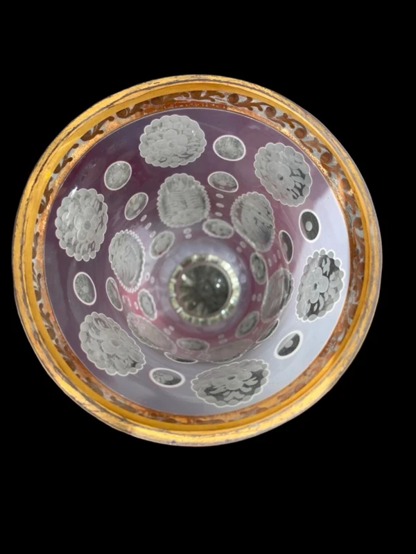 Bicchiere in vetro incamiciato con bolle e molature a motivi vegetali stilizzati e oro.