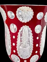 Bicchiere in vetro incamiciato con bolle e molature a motivi vegetali stilizzati e oro.