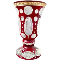 Bicchiere in vetro incamiciato con bolle e molature a motivi vegetali stilizzati e oro.