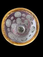 Bicchiere in vetro incamiciato con bolle e molature a motivi vegetali stilizzati e oro.