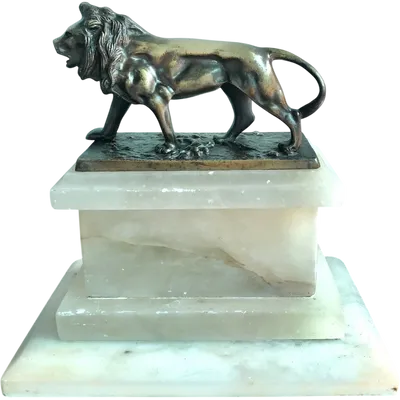 Lion en bronze sur un socle en albâtre.