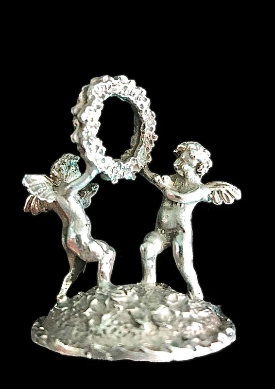 Serie di sei segnaposti in argento con coppia di putti che reggono una ghirlanda.