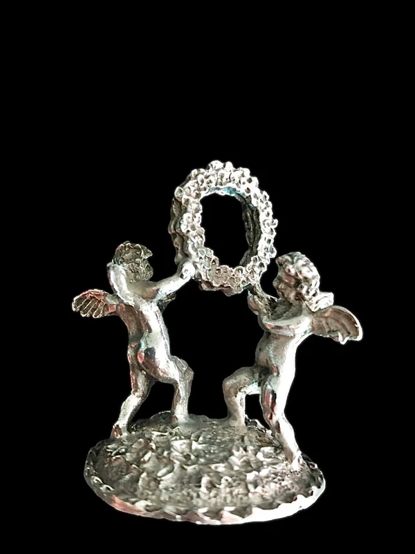 Serie di sei segnaposti in argento con coppia di putti che reggono una ghirlanda.