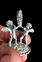 Serie di sei segnaposti in argento con coppia di putti che reggono una ghirlanda.