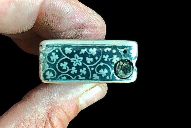 Silver matchbox with engraved floral motifs