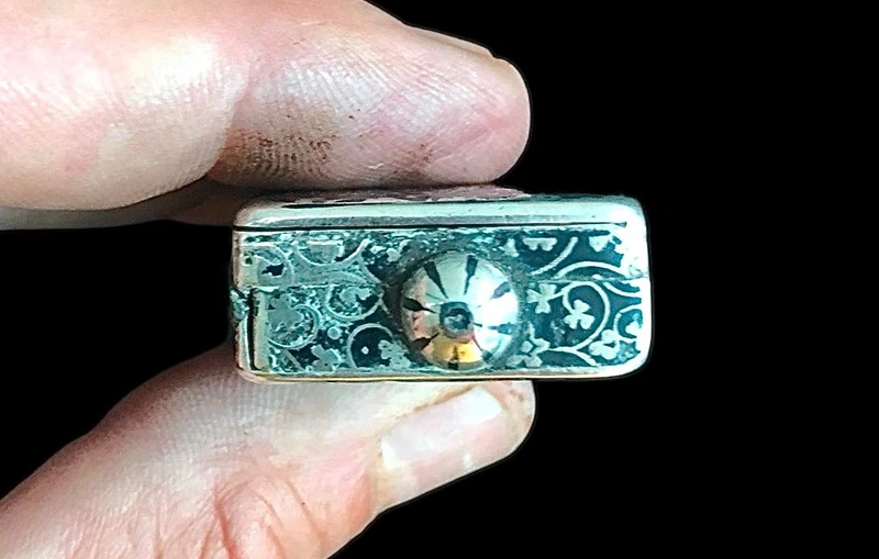 Silver matchbox with engraved floral motifs